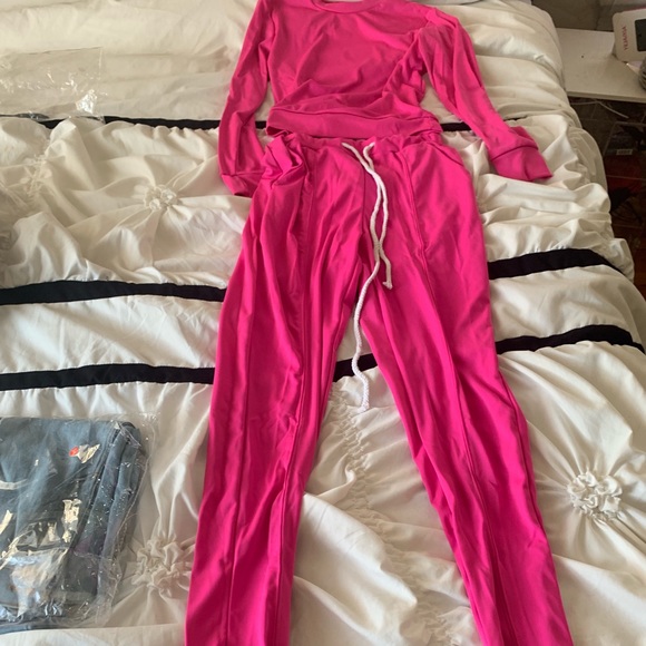 Two piece outfit 🍬🌹☀️ - Picture 3 of 3